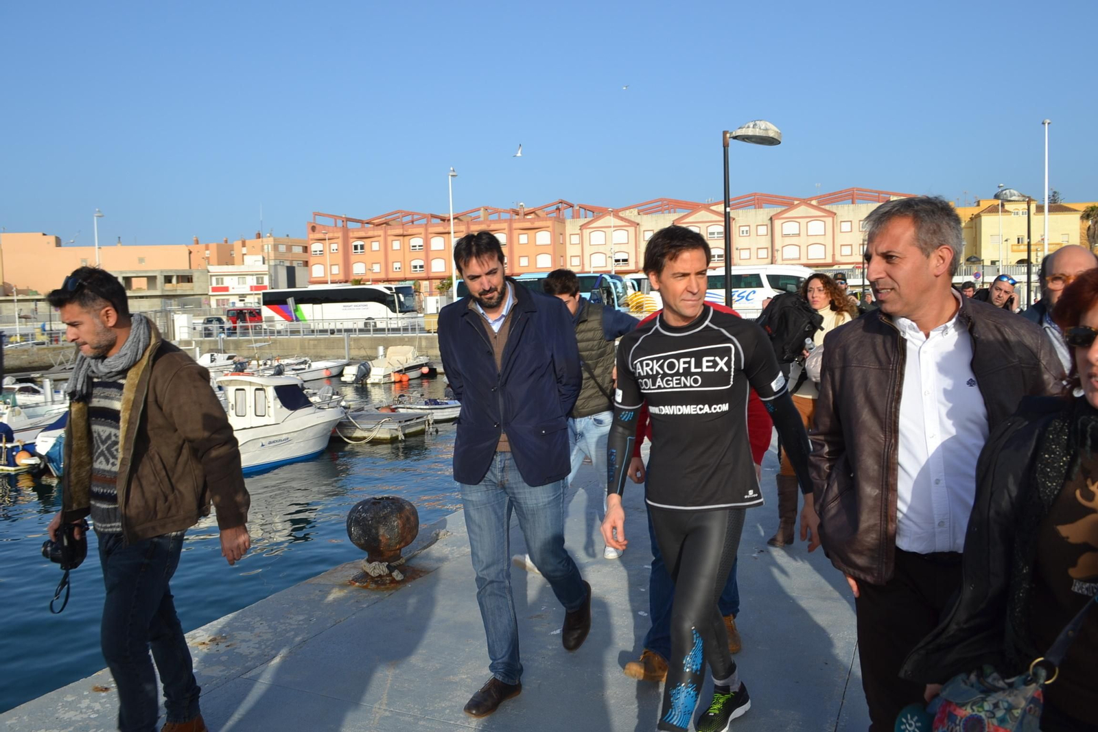 Meca camina junto a las autoridades municipales tarifeñas.
