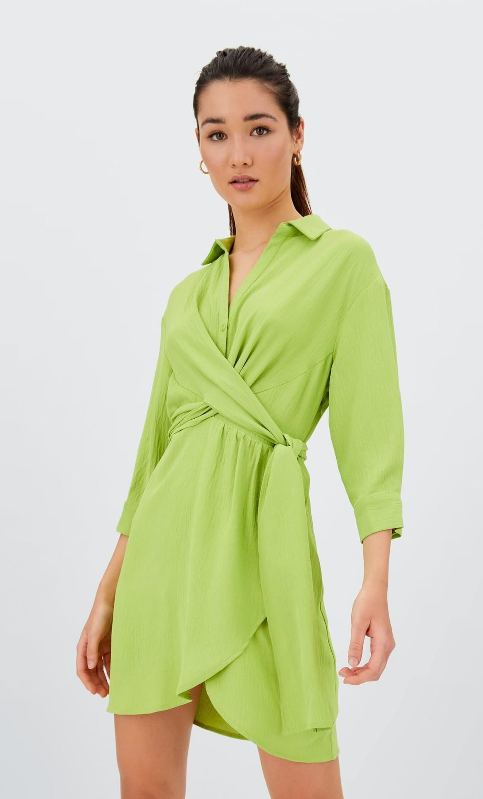 Vestido verde de Stradivarius.