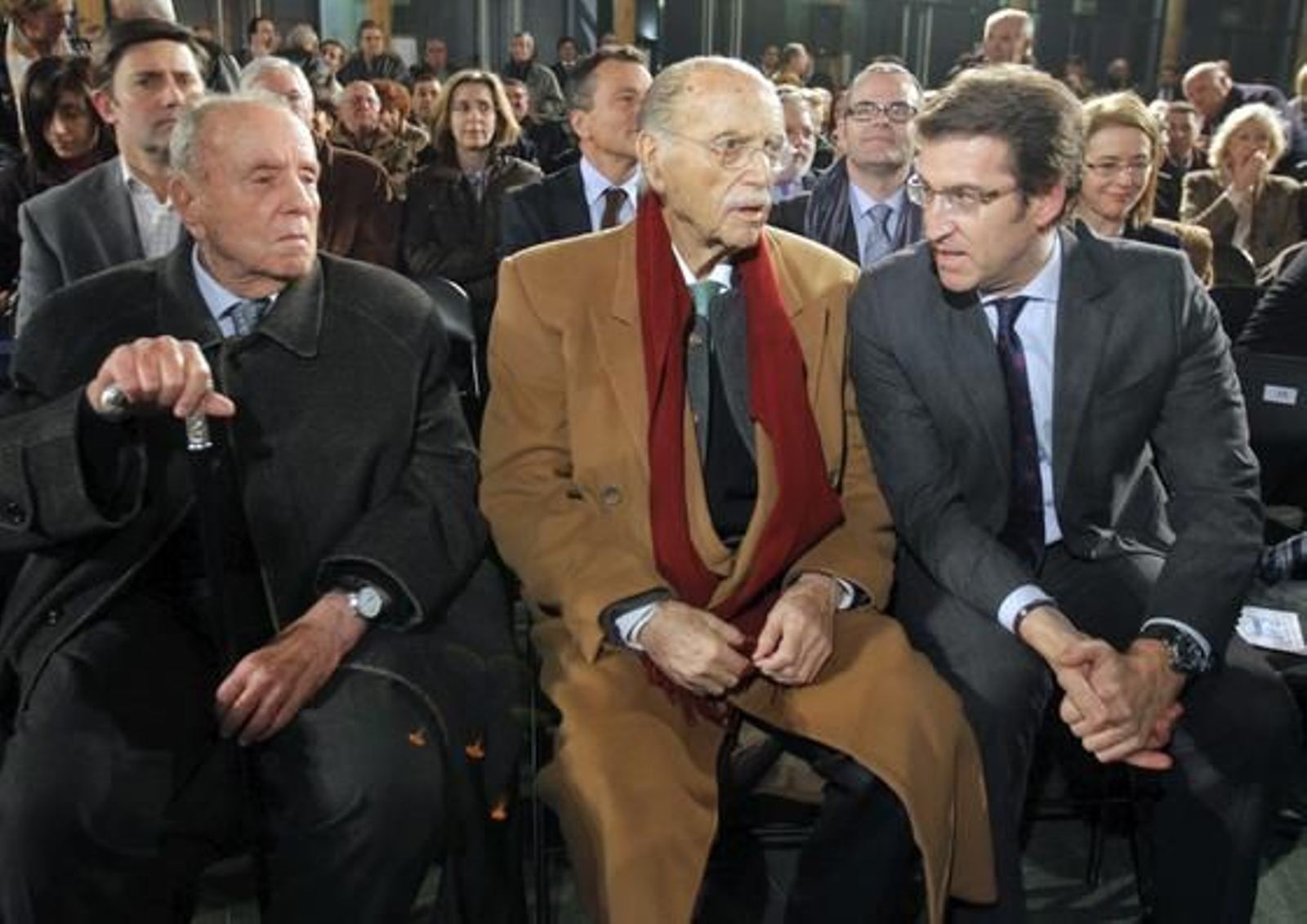 El presidente de la Xunta, Alberto Núñez Feijóo (d), junto a los ex presidentes autonómicos Gerardo Fernández Albor (c) y Manuel Fraga (i) en 2011. / EFE