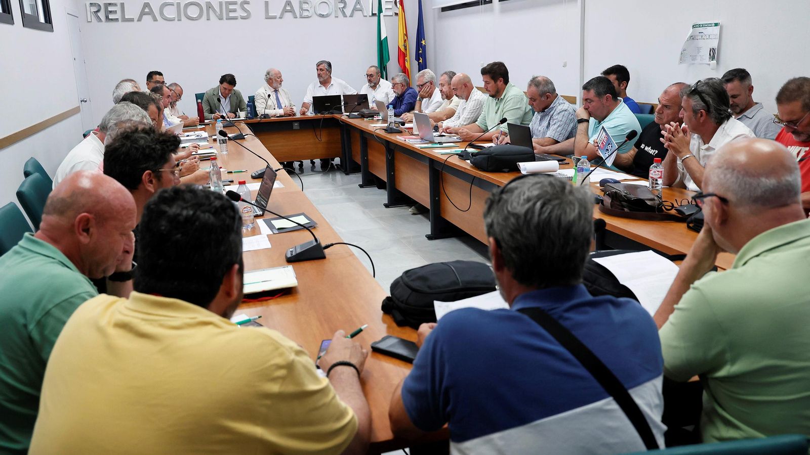 Una de las sesiones de negociación del convenio en la sede del CARL en Sevilla.