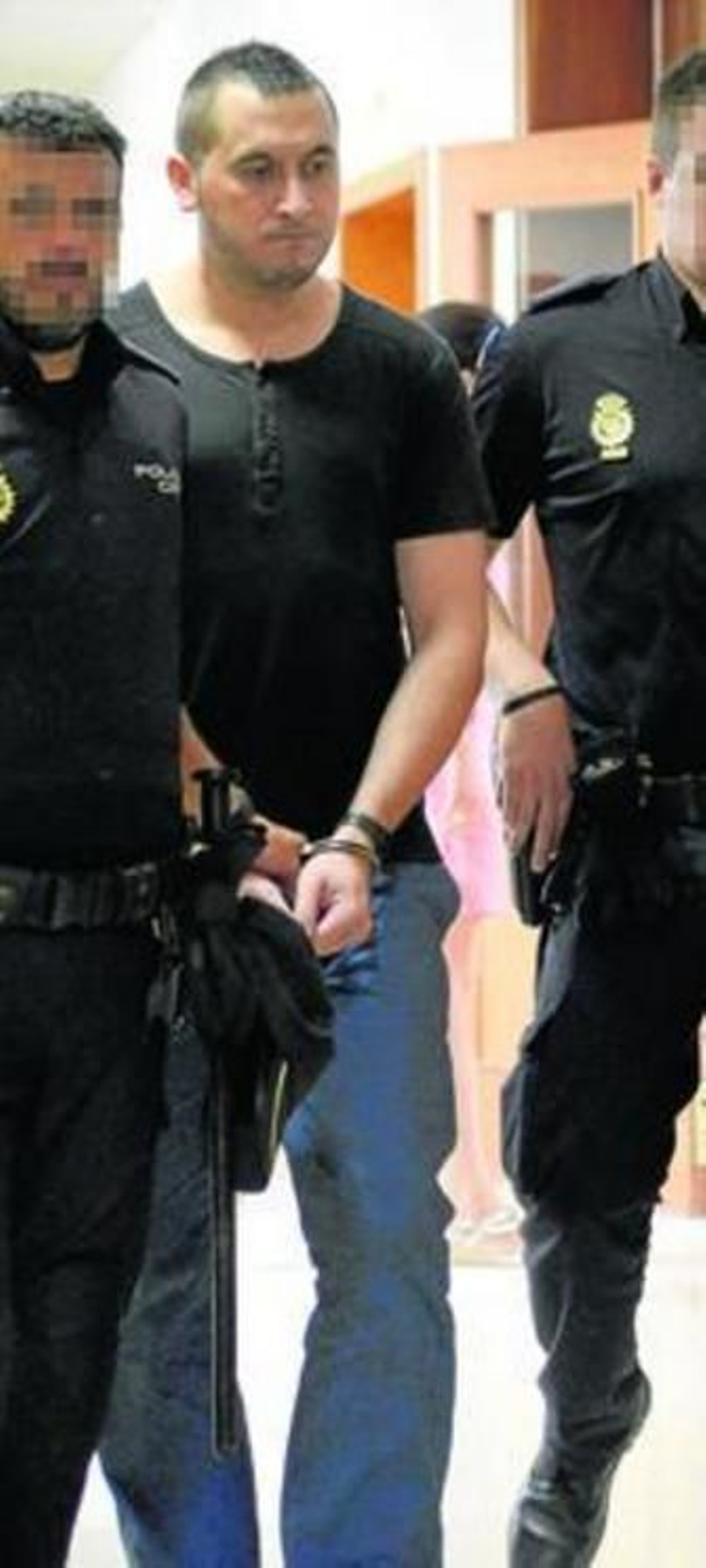 Emilio José Real, conducido por policías, el pasado martes en la Audiencia.