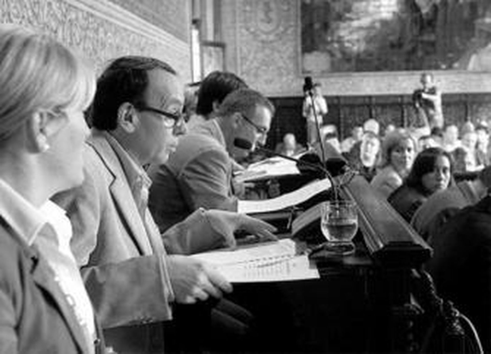 Juan Barranco en una intervención plenaria. Delante, a la derecha, le observa Rocío Arrabal.
