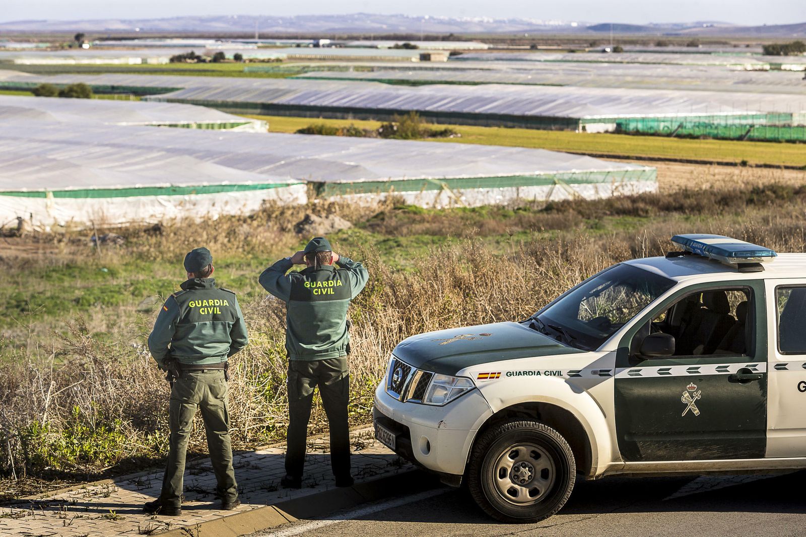 Agentes de la Guardia Civil vigilando la zona de La Colonia Monte Algaida.