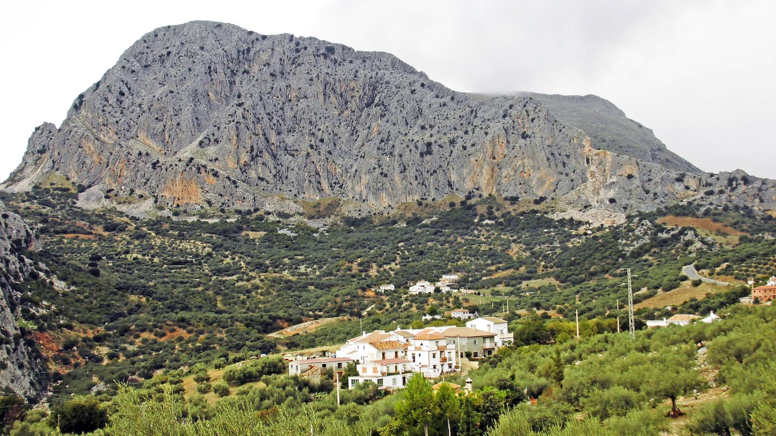 La etapa en Pulgarín Alto con el Tajo de Doña Ana al fondo.