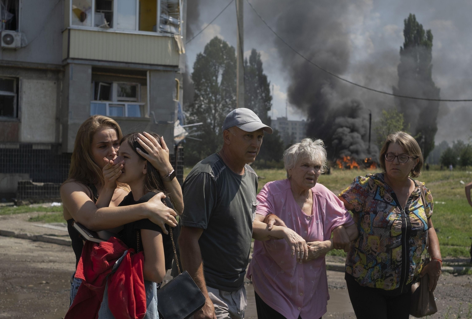 Residentes ucranianos abandonan sus viviendas tras un ataque en el área de Jarkov.
