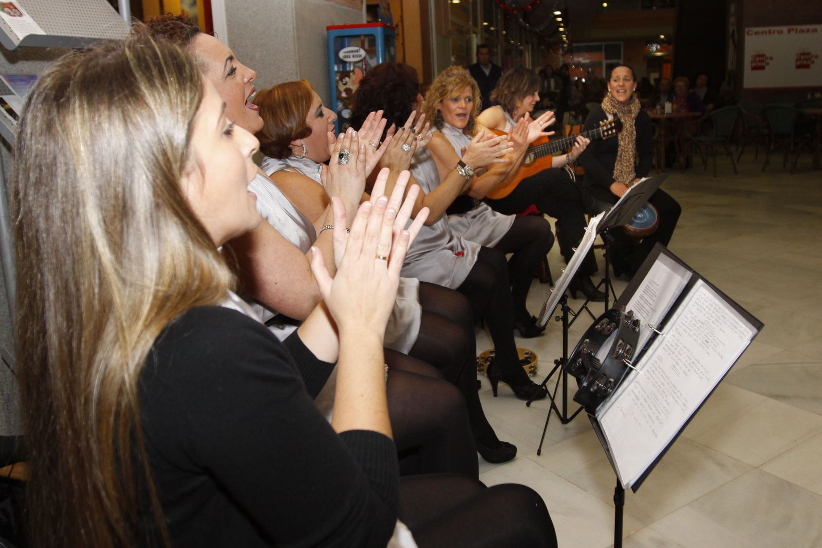 Un grupo canta durante una zambomba, en una imagen de archivo.