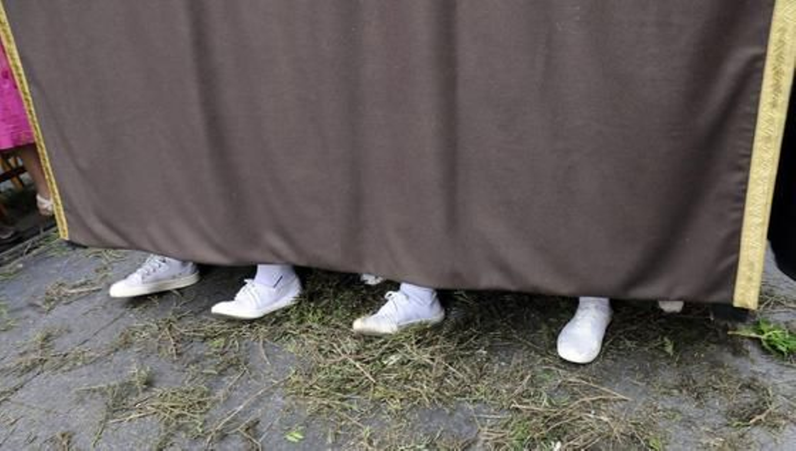 Los costaleros pisan el romero que adornan las calles de la ciudad.

Foto: Juan Carlos Váquez