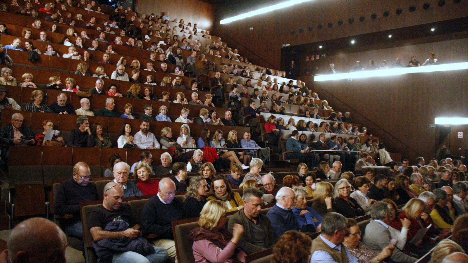 El público llenó el aforo del teatro Muñoz Seca para ver la función.