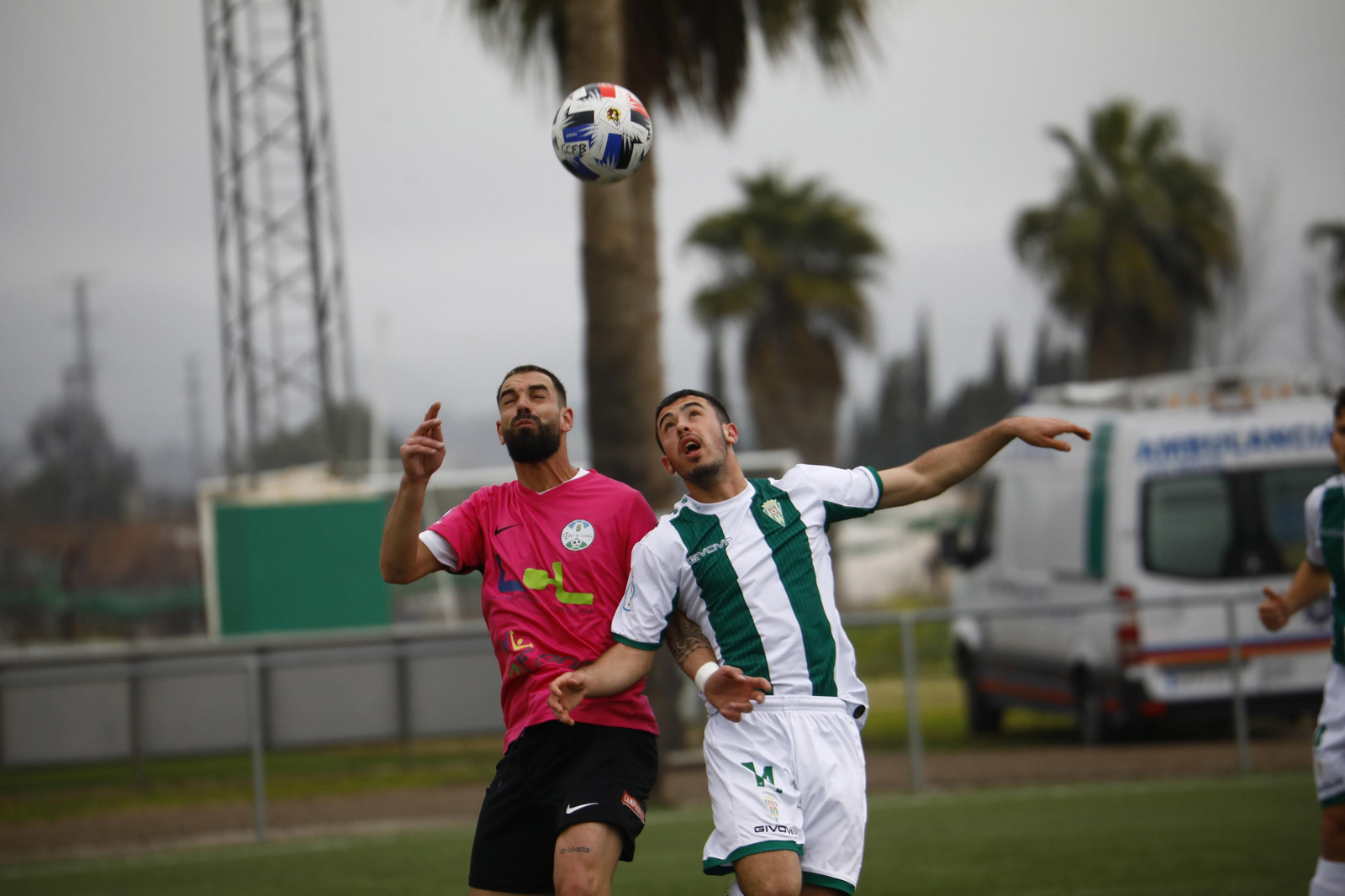 Puga pelea un balón aéreo con Juan Delgado.