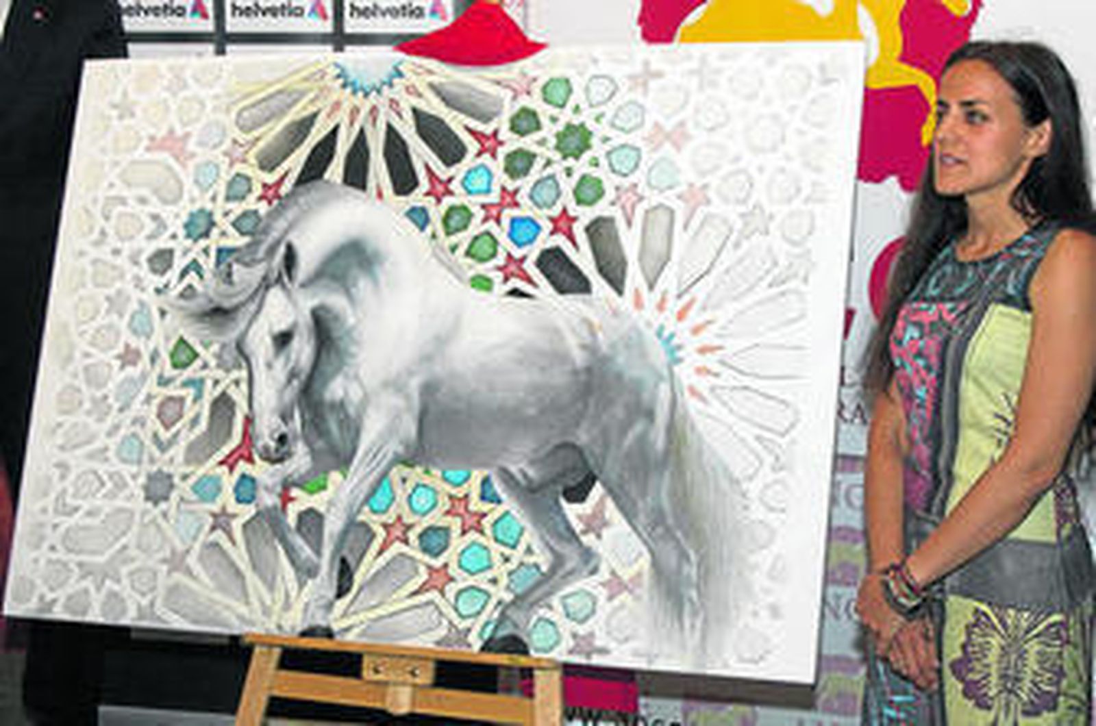 La autora del lienzo ganador posa junto a su obra 'El caballo español, nuestro arte, nuestra historia'.