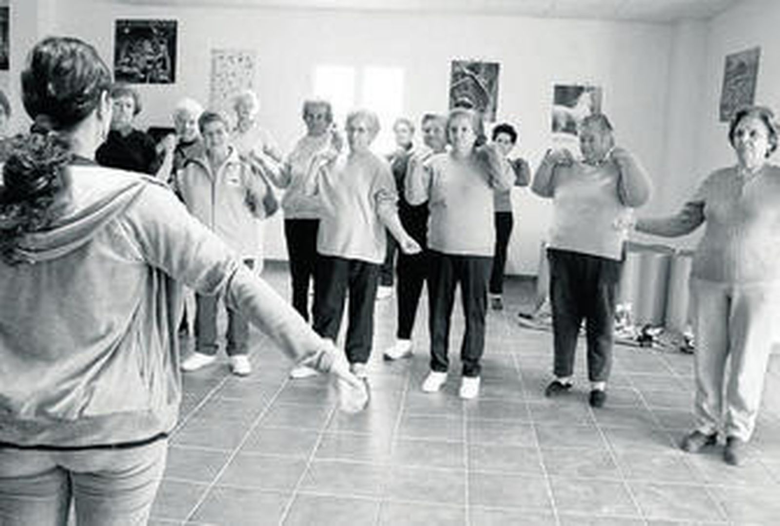 Imagen de archivo de una clase de gimnasia de mantenimiento para mayores.