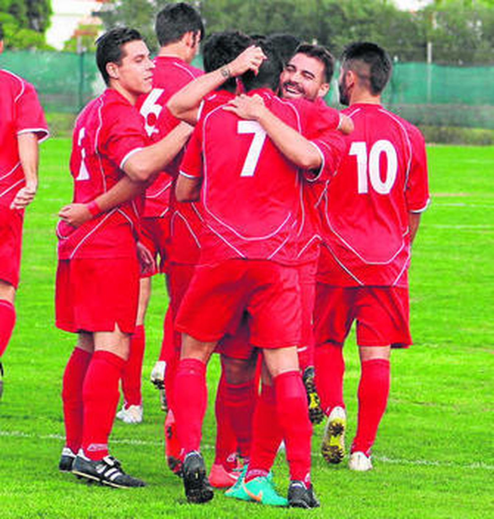 Rafi Cruz (d) celebra su primer gol abrazando a Josué, de espaldas.