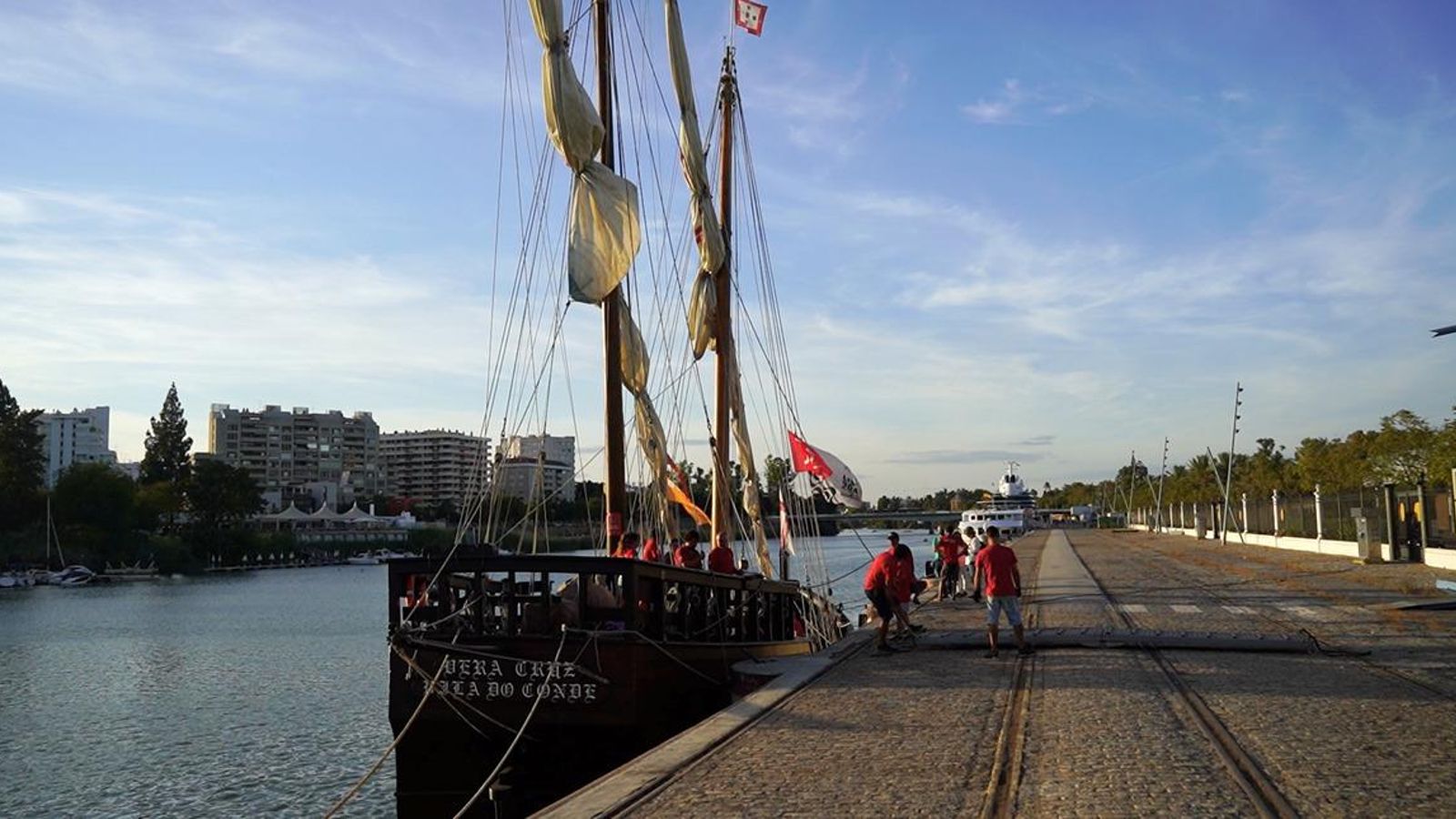 La tripulación de la carabela desembarca.