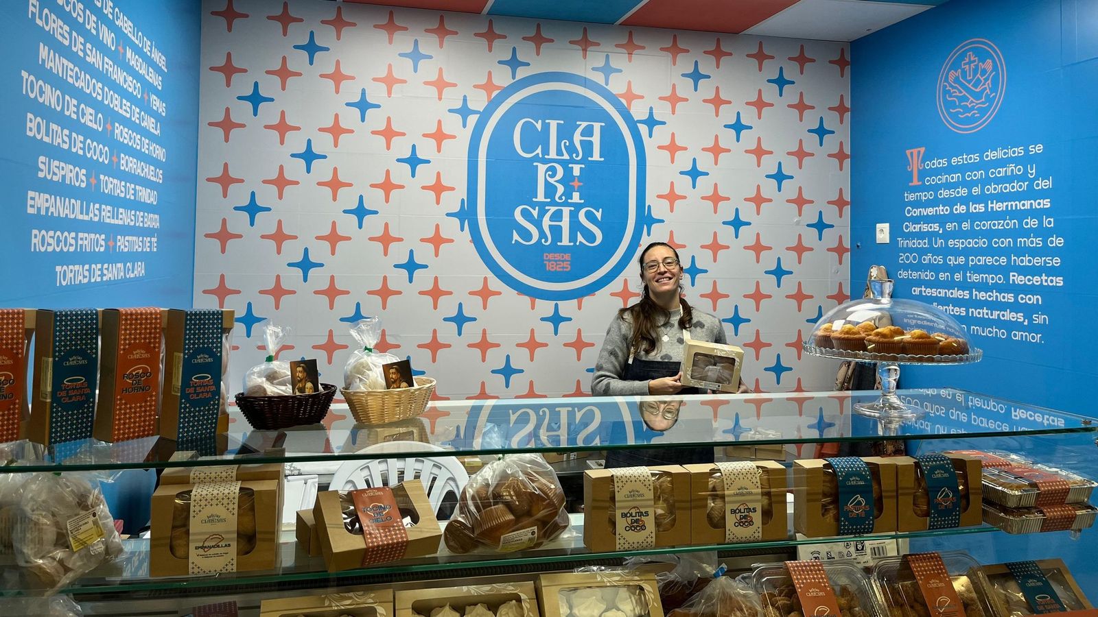 Alejandra Scheuerlein atendiendo en el puesto de reposteria de las Hermanas Clarisas