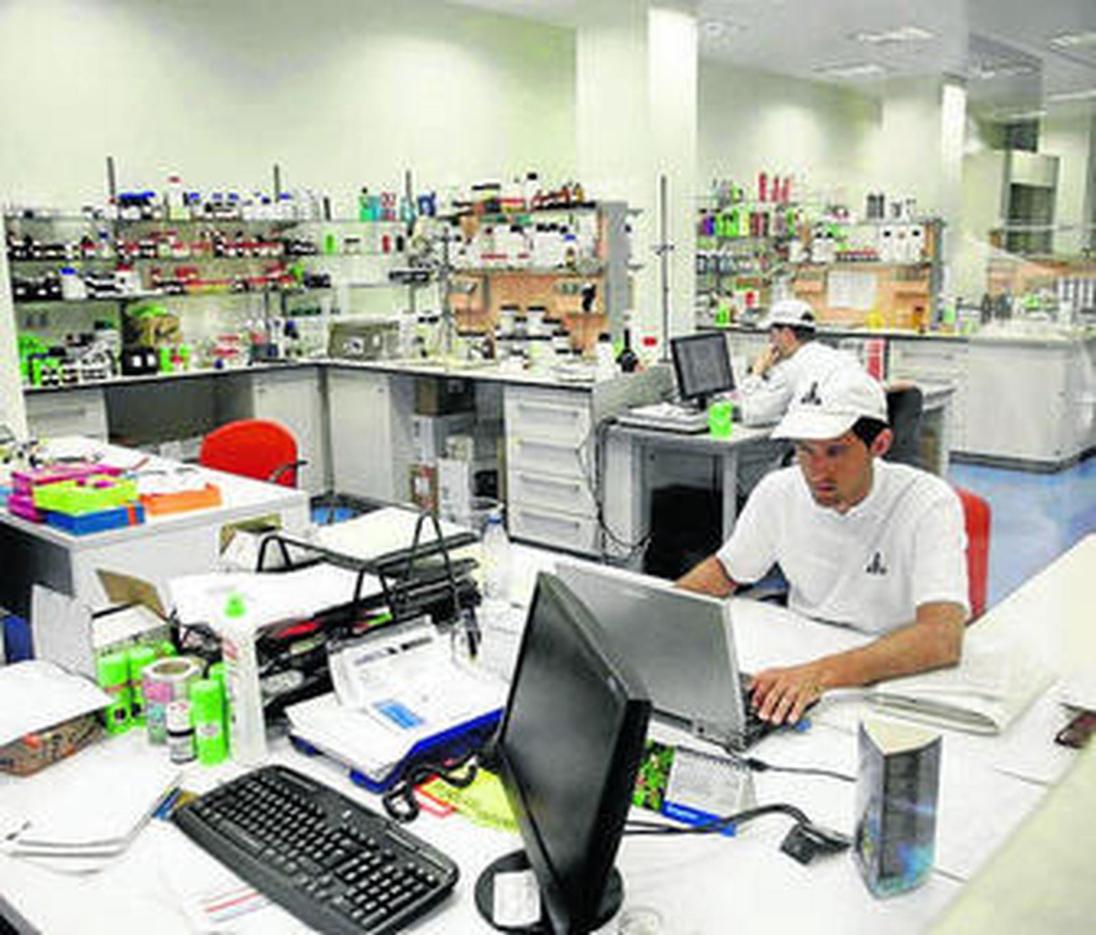 Un operario, en el laboratorio de Briseis.