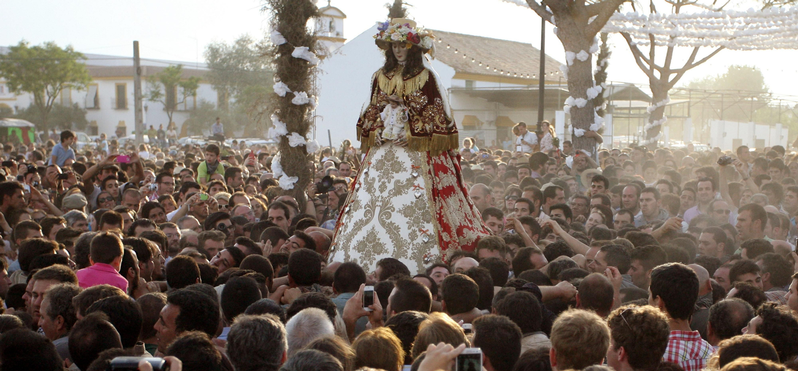 La Virgen del Rocío, vestida de Pastora, a su llegada a la aldea en el Traslado de mayo de 2013.