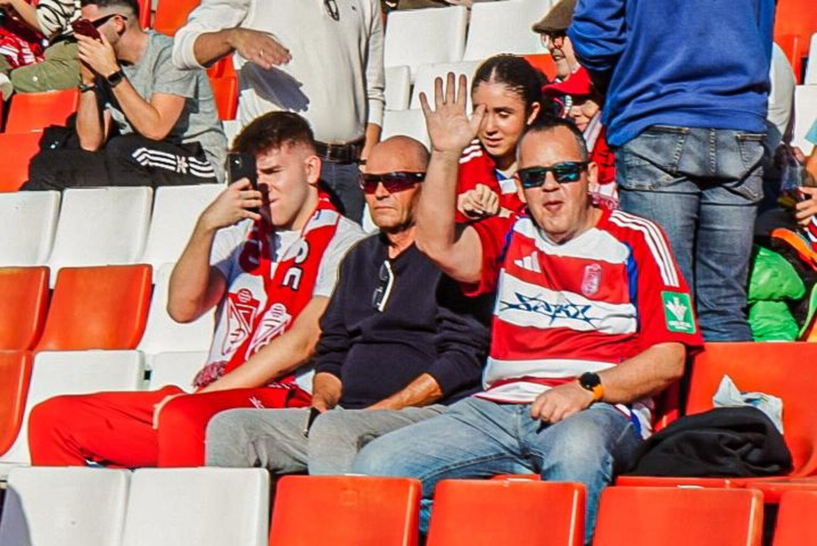 Encuéntrate en el recibimiento al Granada y en la grada de Los Cármenes