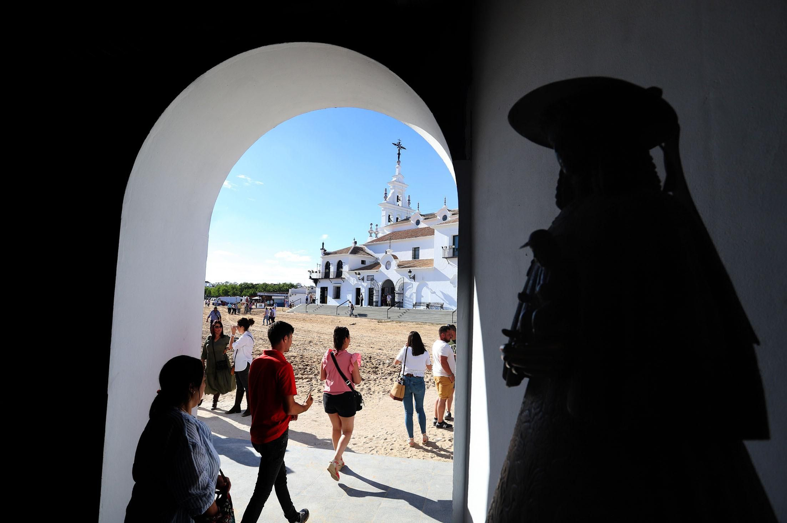 Ambiente en la aldea del Rocío previo a la llegada de las Hermandades, en imágenes
