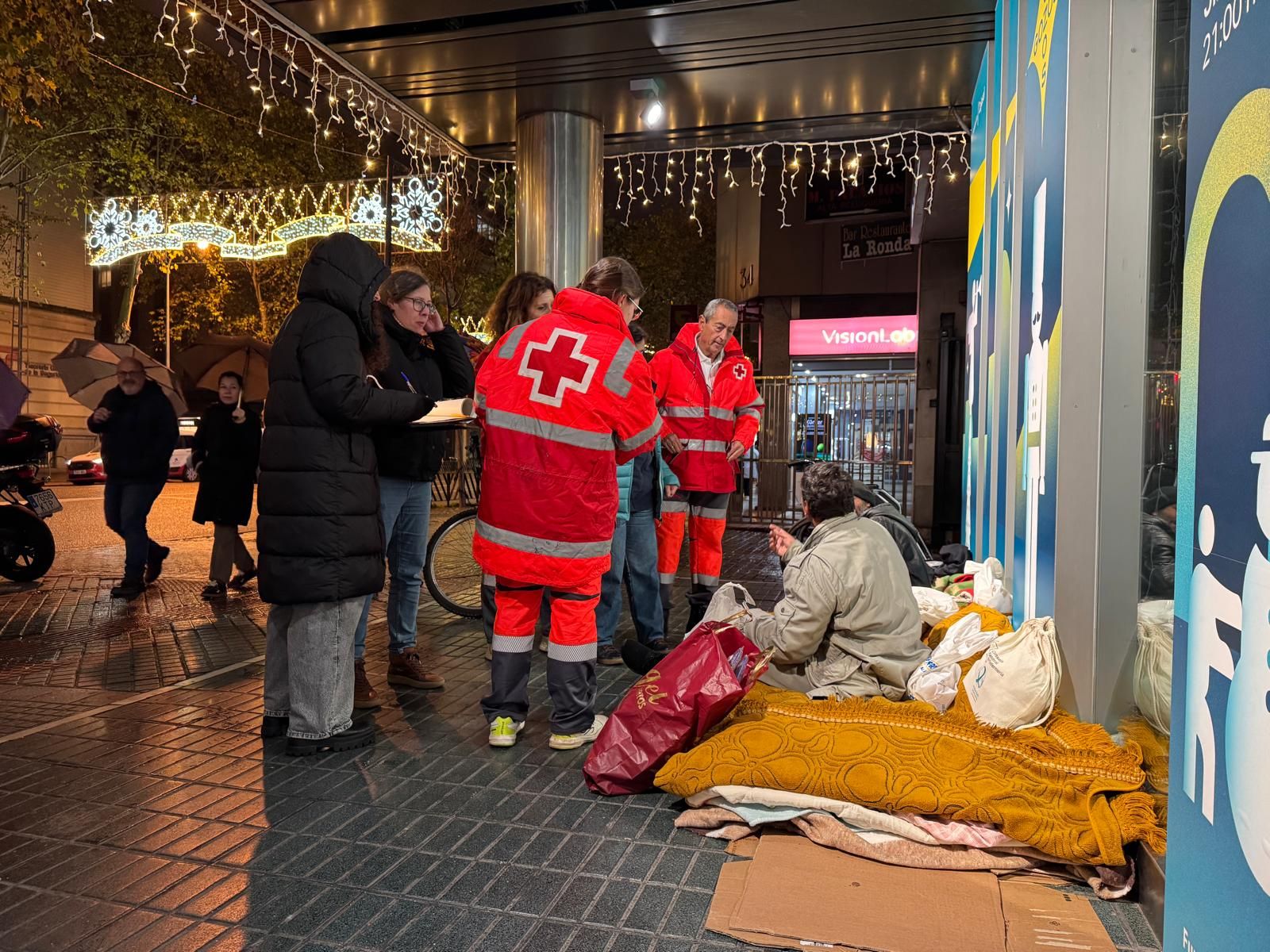 Reparto de kits de autocuidado a personas sin hogar.