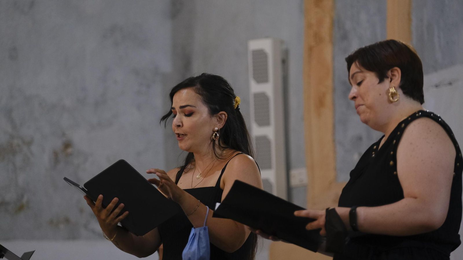 Dos de las cantantes durante el concierto.