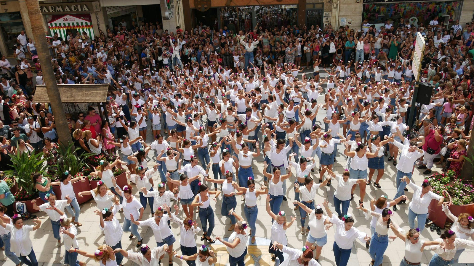 Un 'flashmob' ha puesto a rebosar la Plaza Puerta del Mar de Adra.