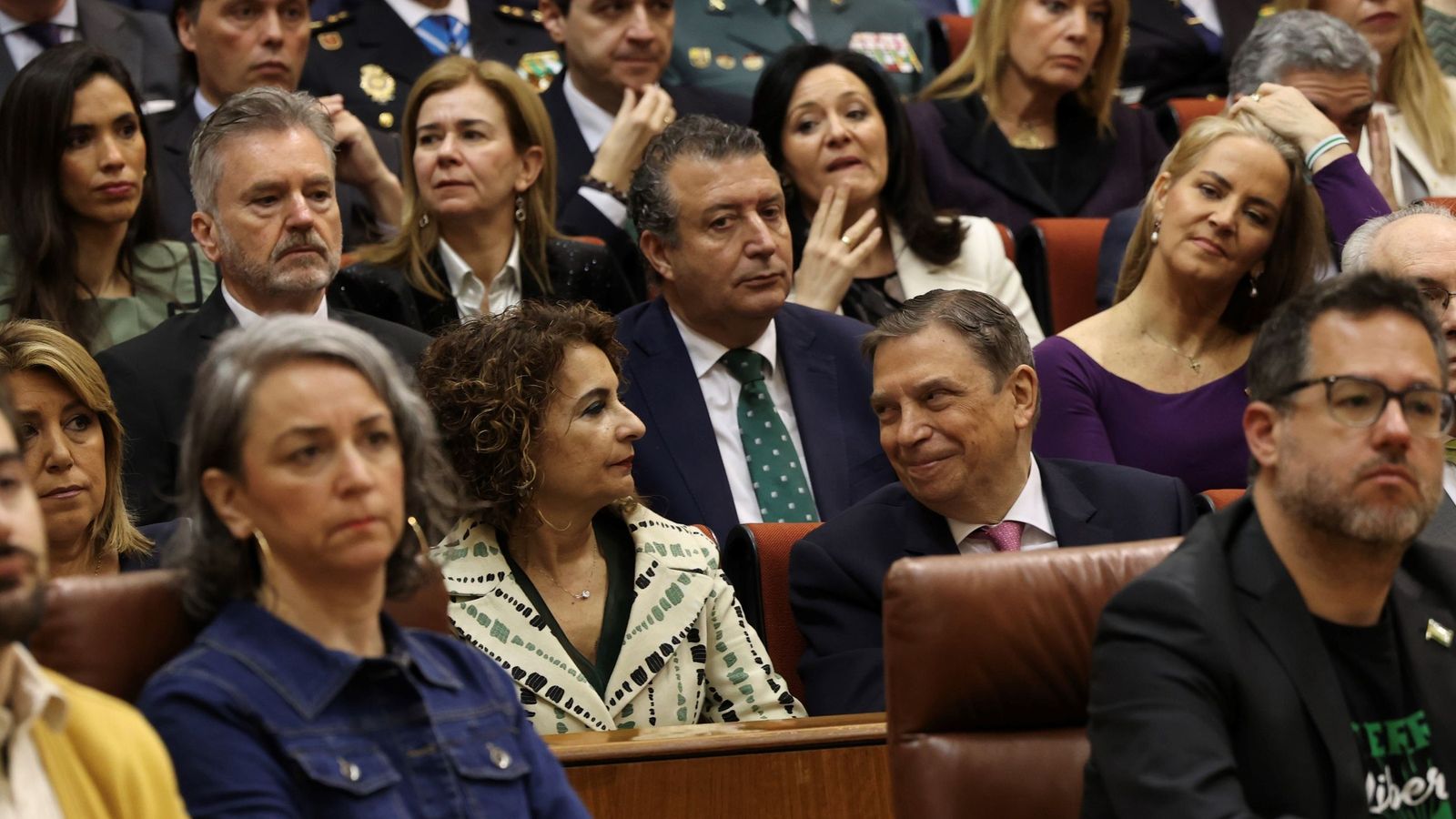 María Jesús Montero junto a Luis Planas en el Parlamento esta mañana.