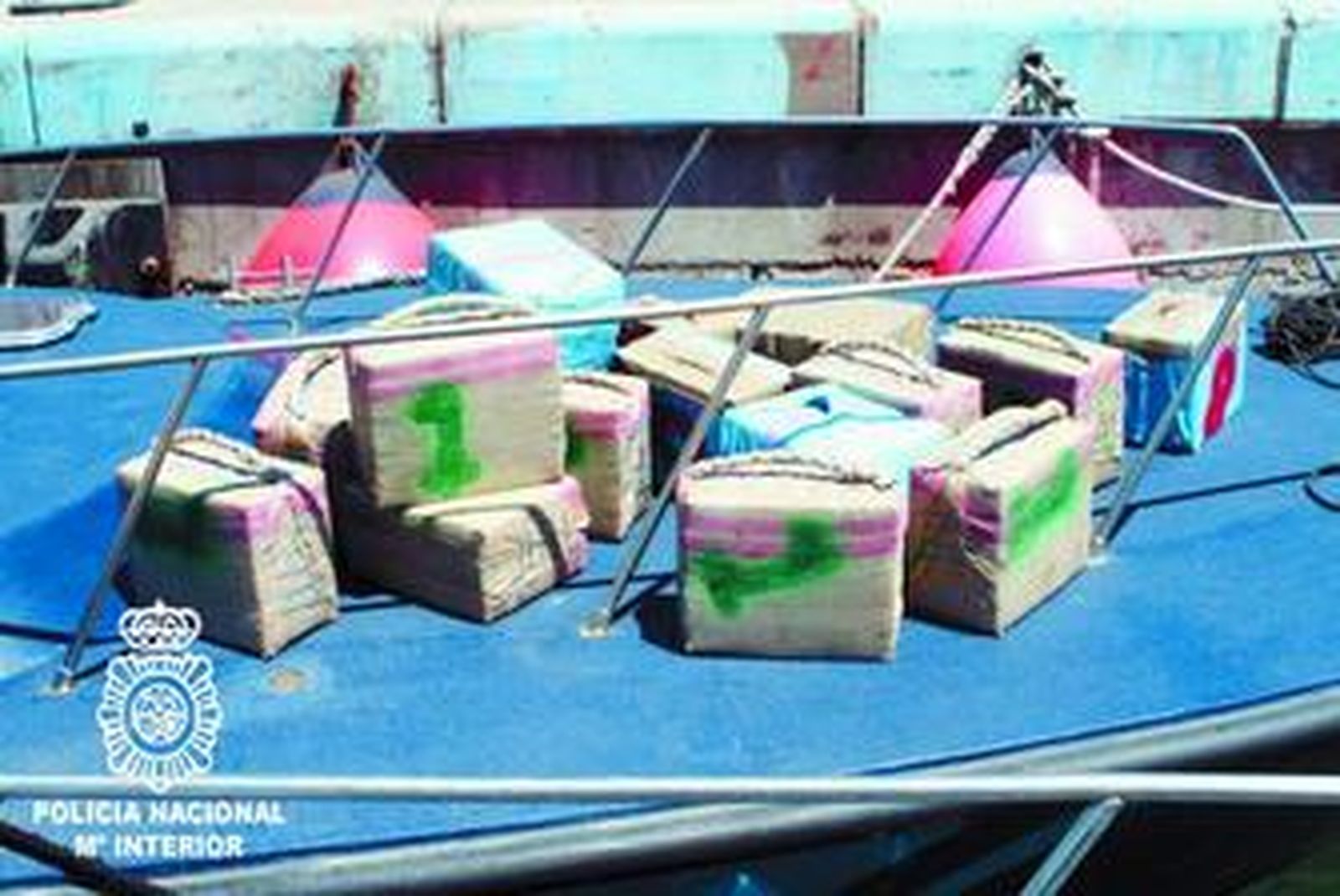 Algunos de los fardos de hachís incautados por la Policía en Cádiz, ayer en el puerto de Algeciras.