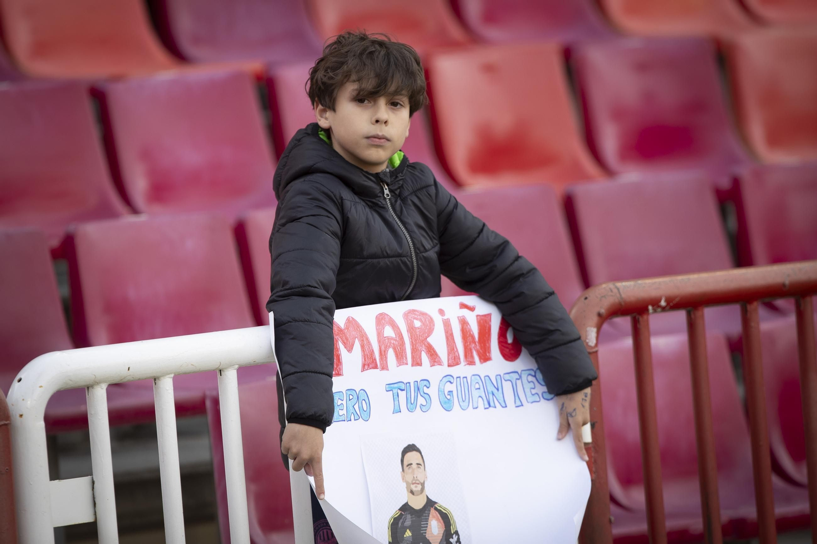 Encuéntrate en el recibimiento al Granada y la grada de Los Cármenes