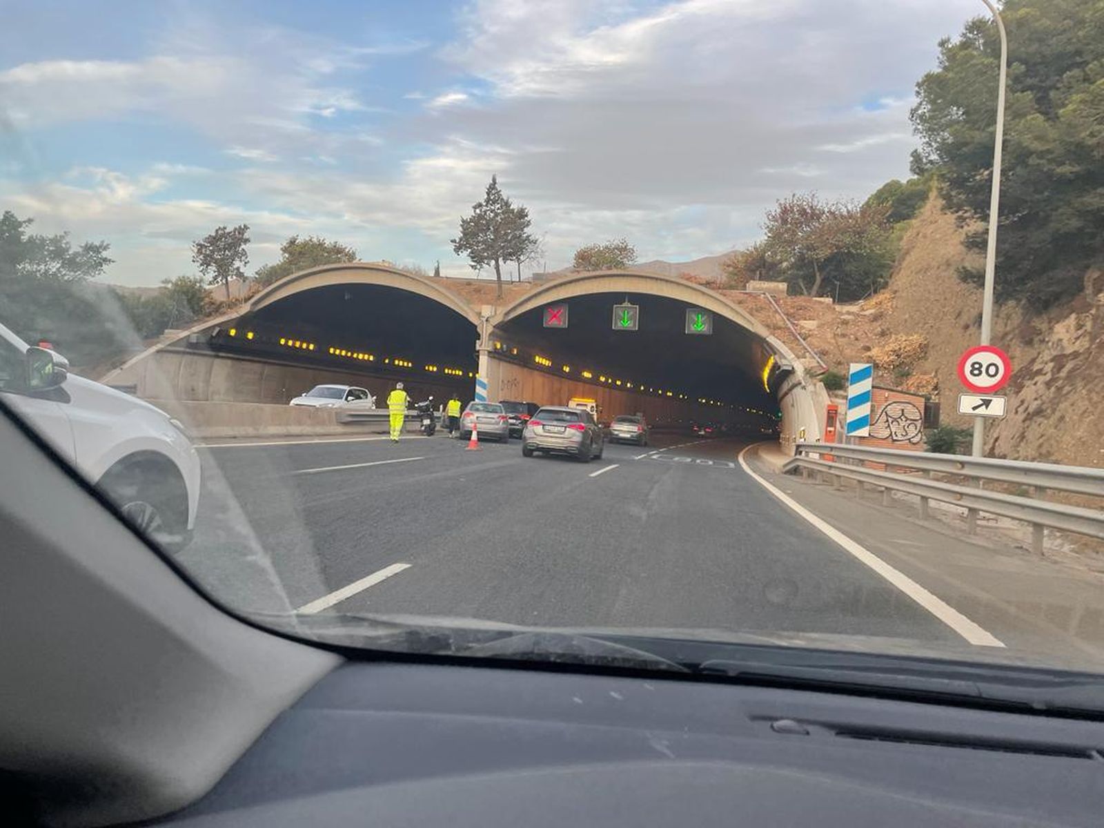 Accidente este viernes entre un turismo y una moto en el túnel de San José.