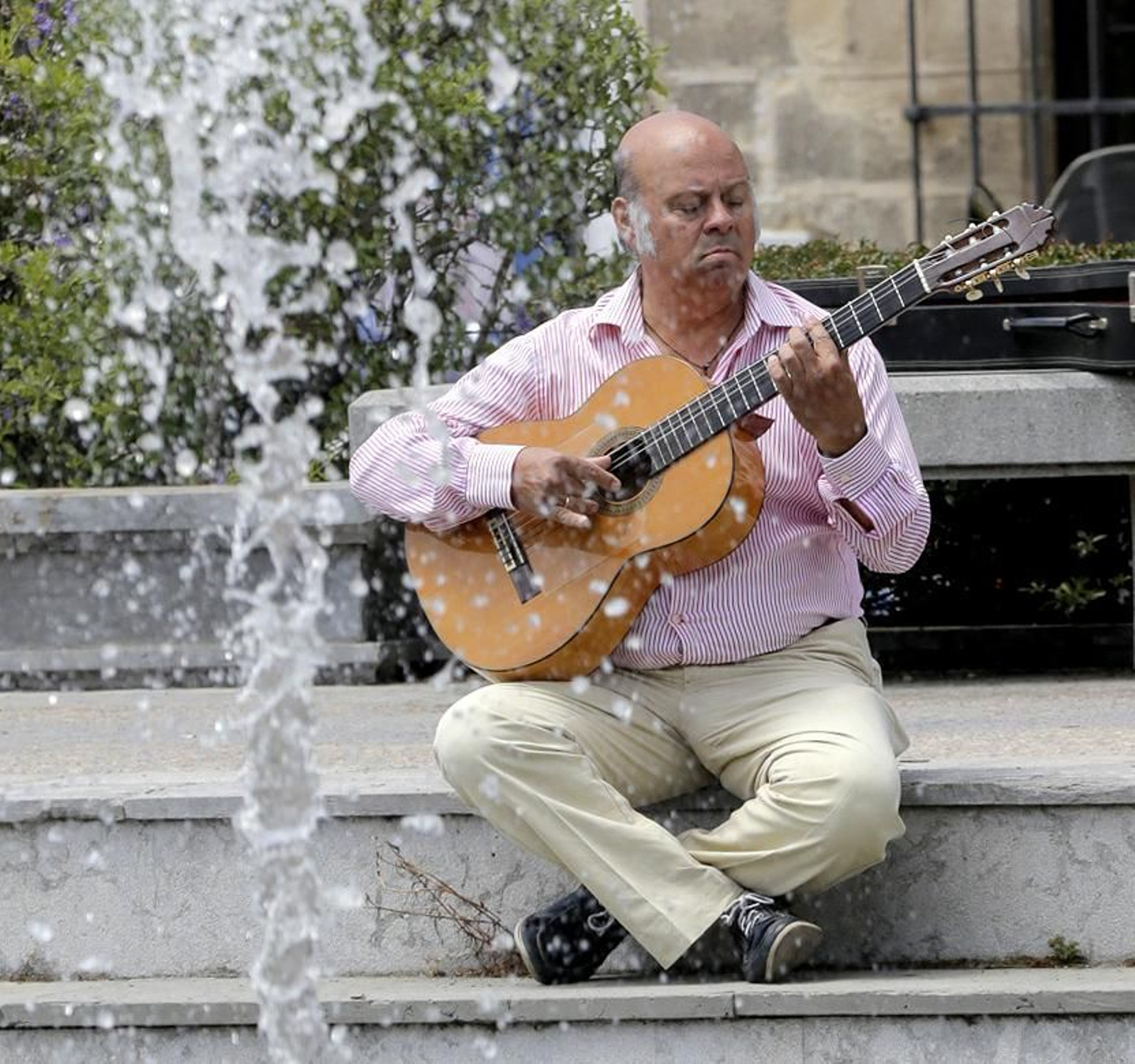 El guitarrista, en la Plaza del Mamelón.