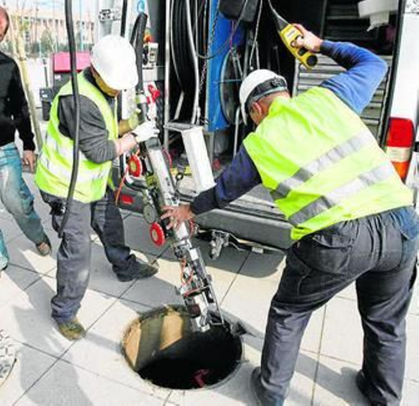 Proceso de instalación de un cable de fibra óptica.