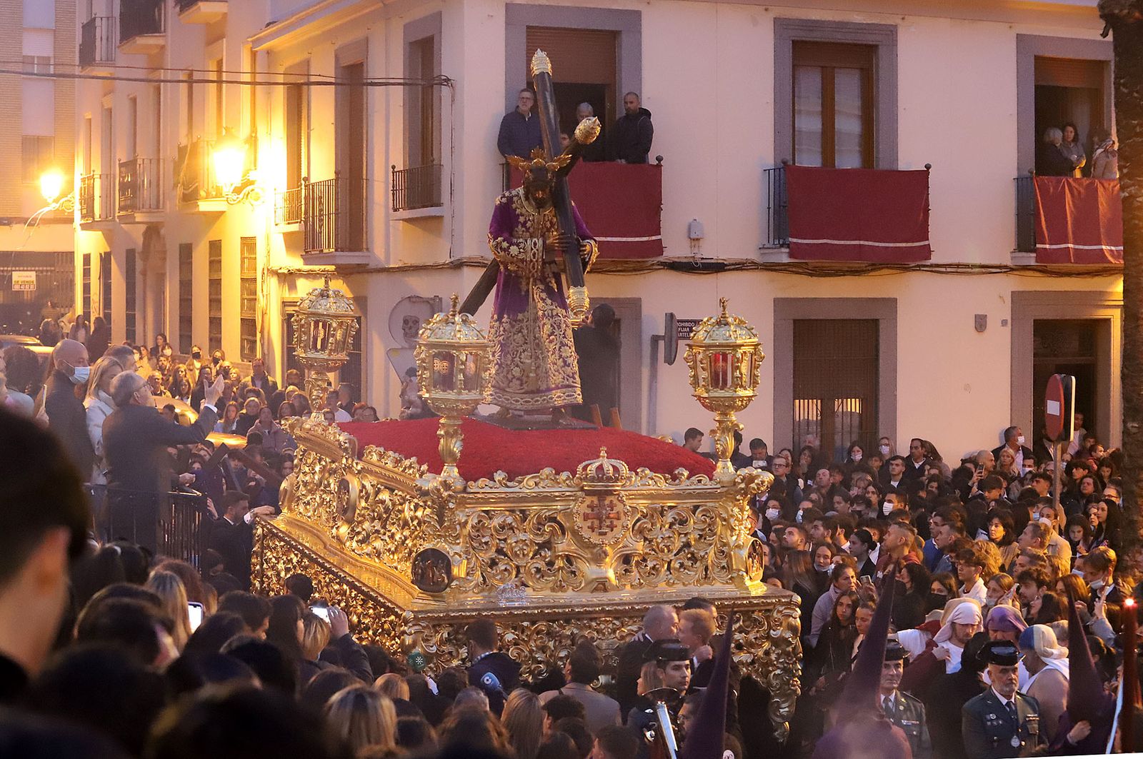 Imágenes de Pasión en su procesión por Huelva
