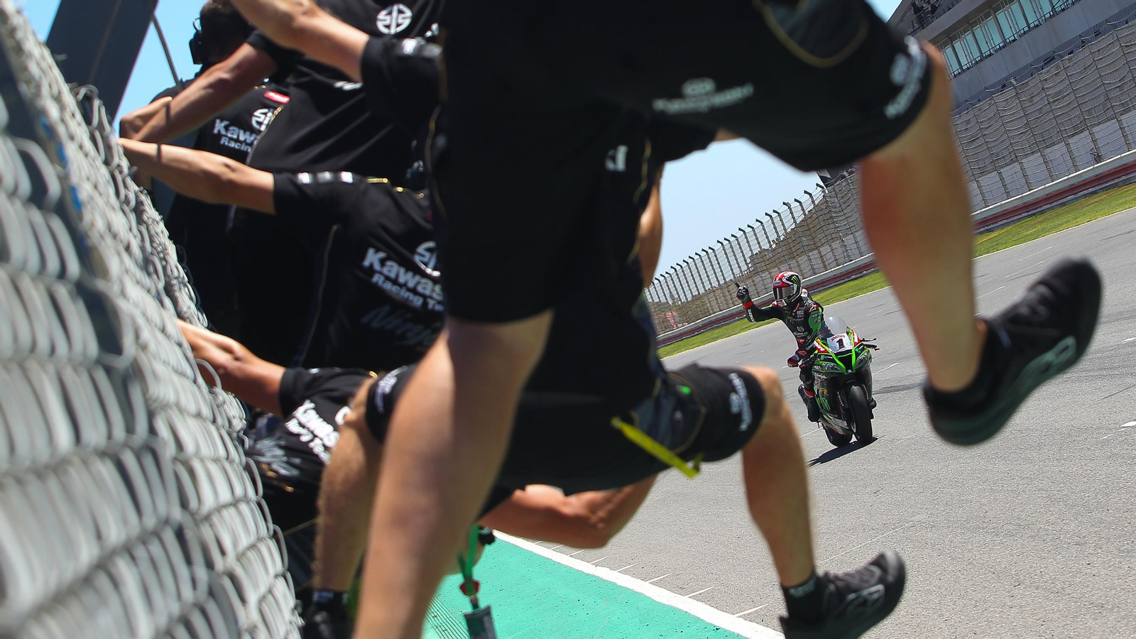 Jonathan Rea, celebrando con su equipo la victoria en la Carrera 1 de Portimao.