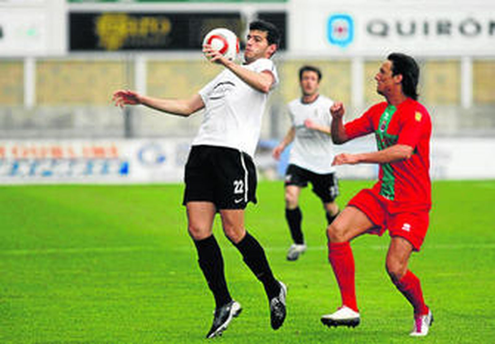 Javi Álamo controla el balón con el pecho durante un partido con el Real Unión de Irún.