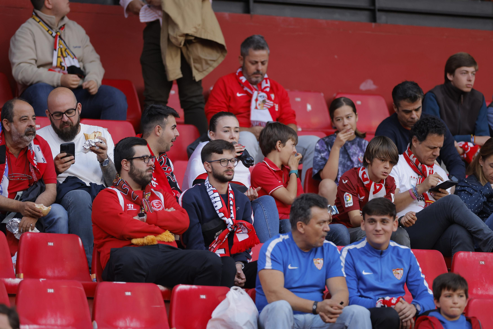 Búscate en las fotos del Sevilla-Betis
