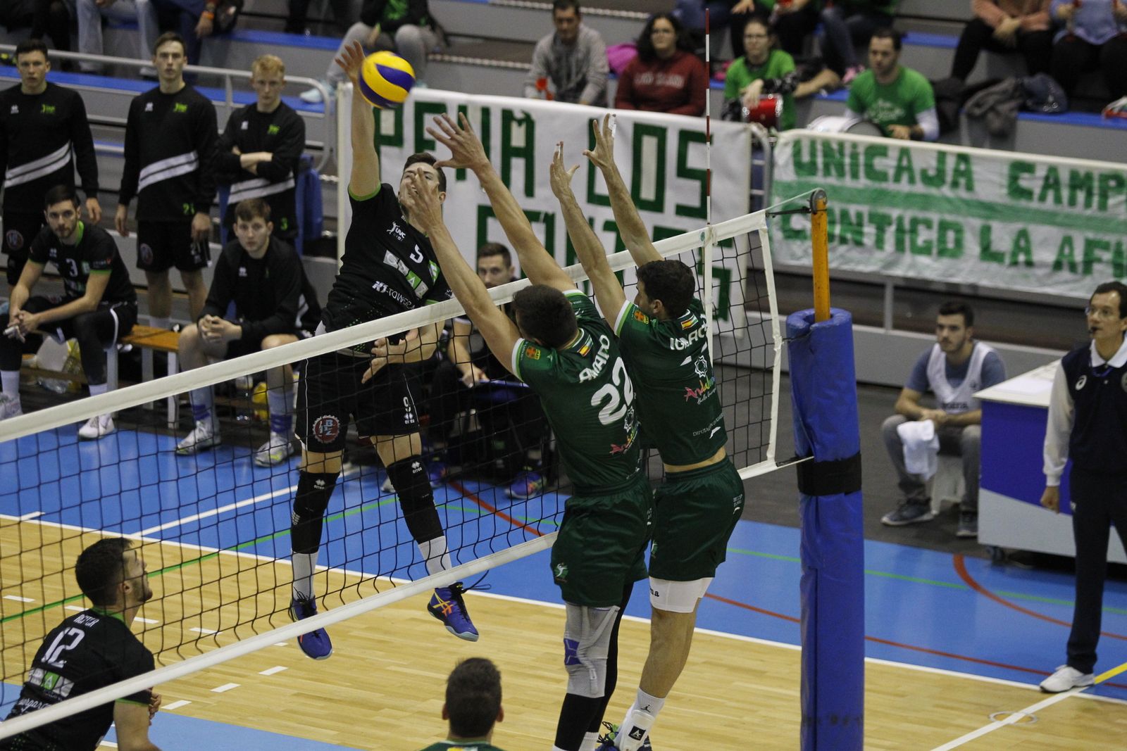 Ataque de Graz, bien bloqueado por Unicaja.