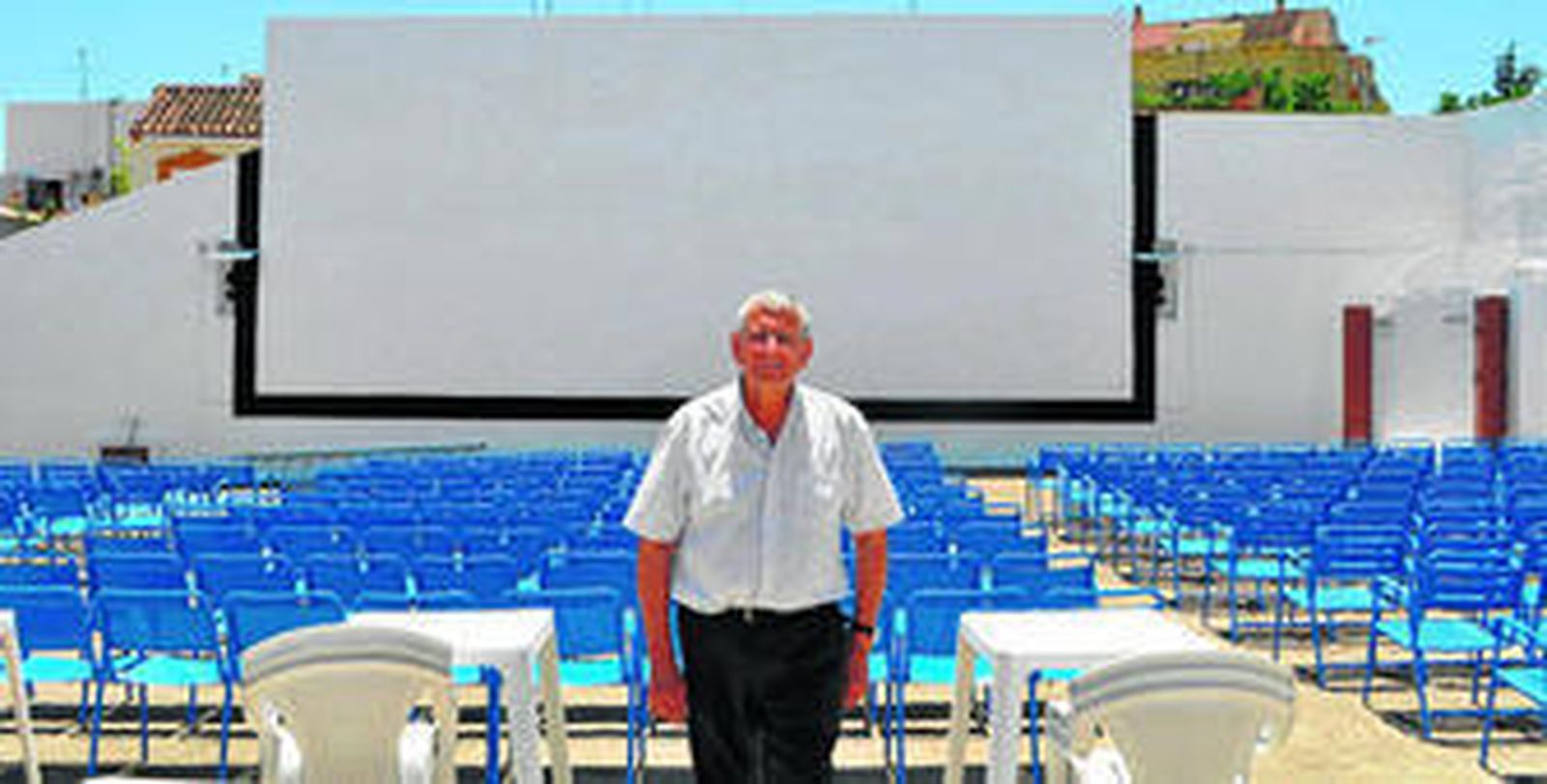 Rafael Cansino en su cine de verano de Tomares, cuya pantalla alcanza los 72 metros cuadrados.