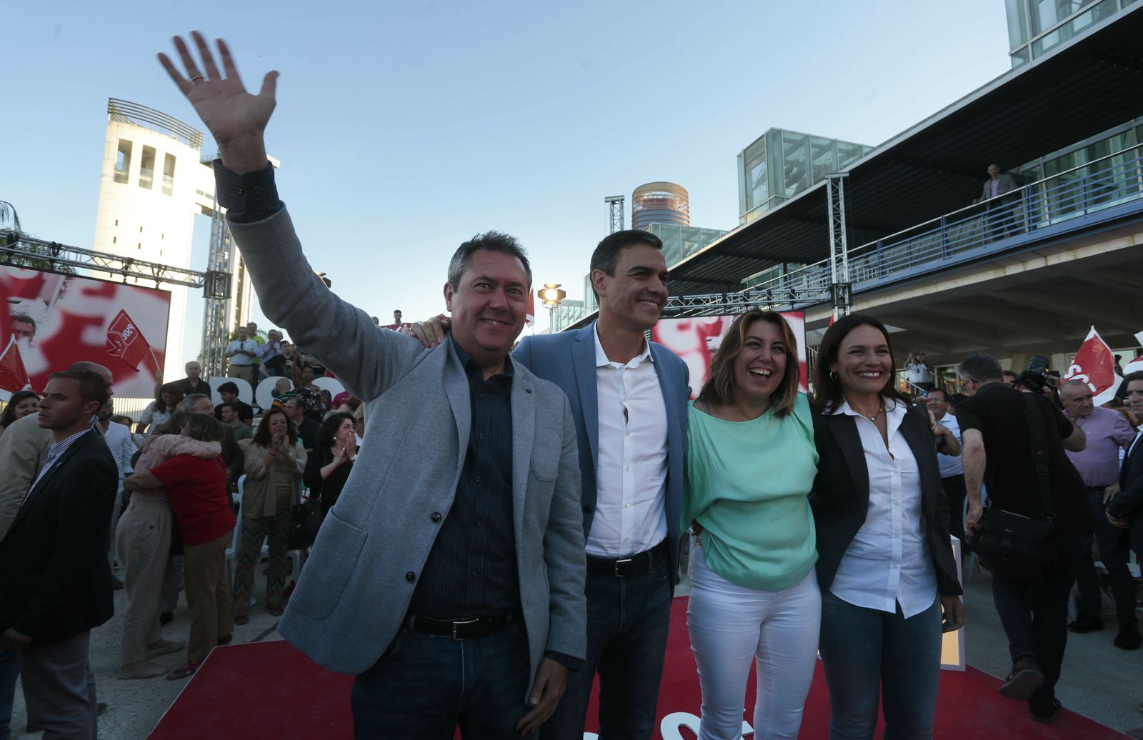 Espadas, junto a Pedro Sánchez, Susana Díaz y Lina Gálvez.