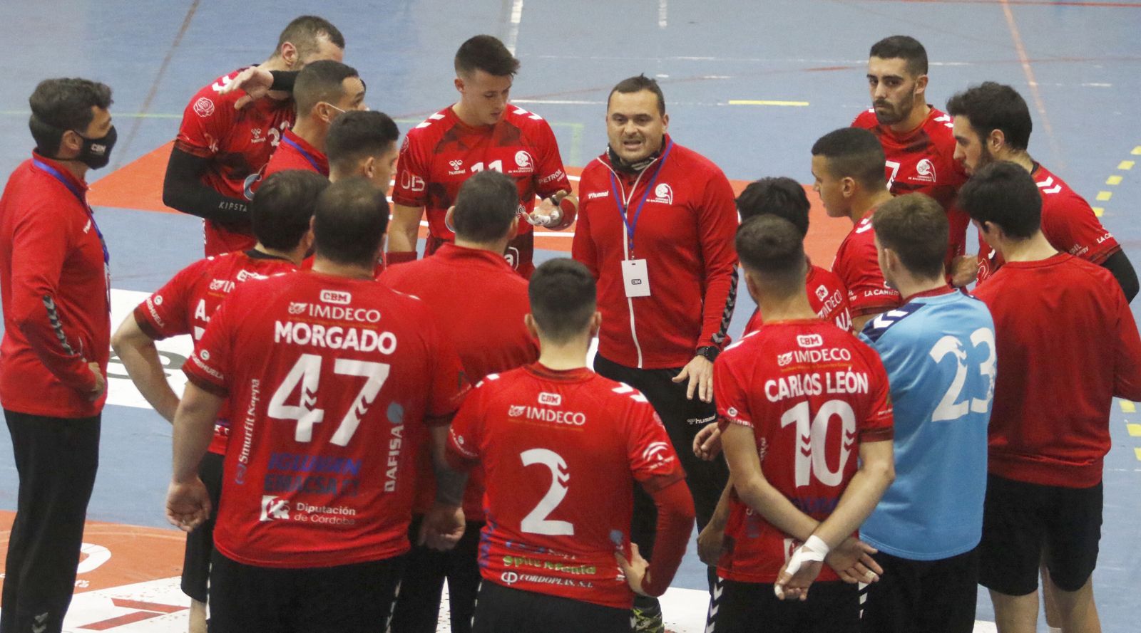 Jesús Escribano, técnico del Córdoba BM, se dirige a sus jugadores en un tiempo muerto.