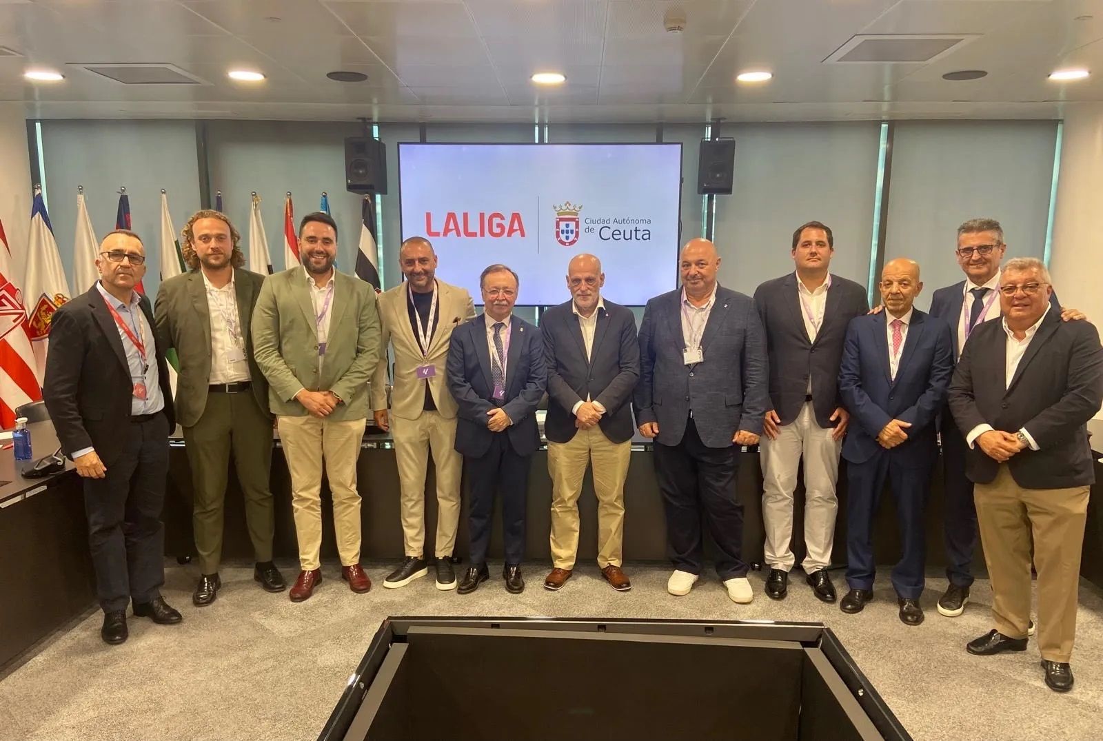 Luhay Hamido, junto a Juan Vivas, Javier Tebas y otros dirigentes, en una reunión celebrada en LaLIga.