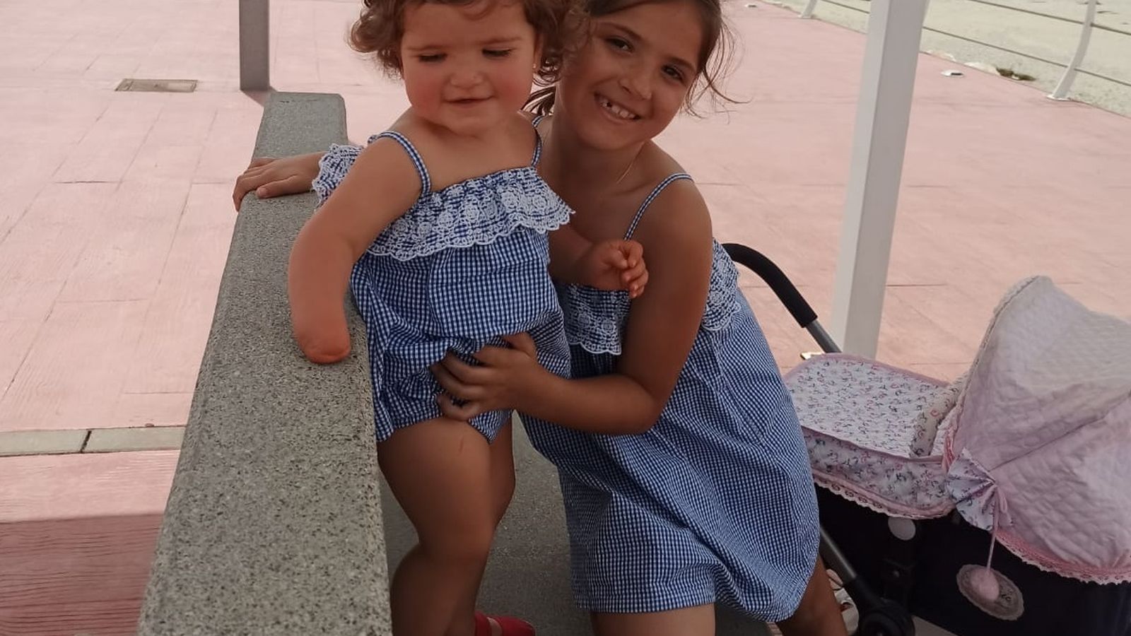 Carmela y su hermana María (7 años) son inseparables.