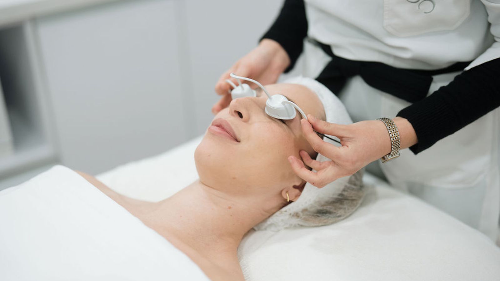 “En el centro realizamos un protocolo completamente personalizado que combina tecnología, activos dermocosméticos y mantenimiento domiciliario”, nos explica la experta.