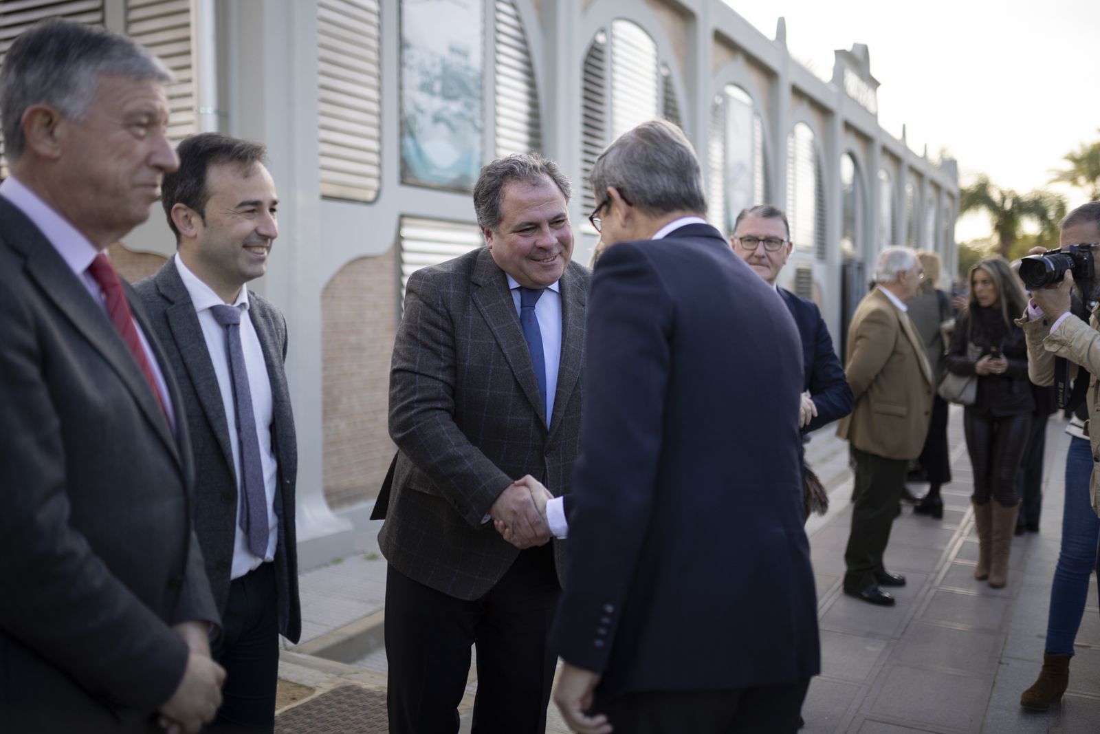Imágenes de la recepción de los invitados al desayuno-coloquio con Jorge Paradela en el Foro Joly Andalucía