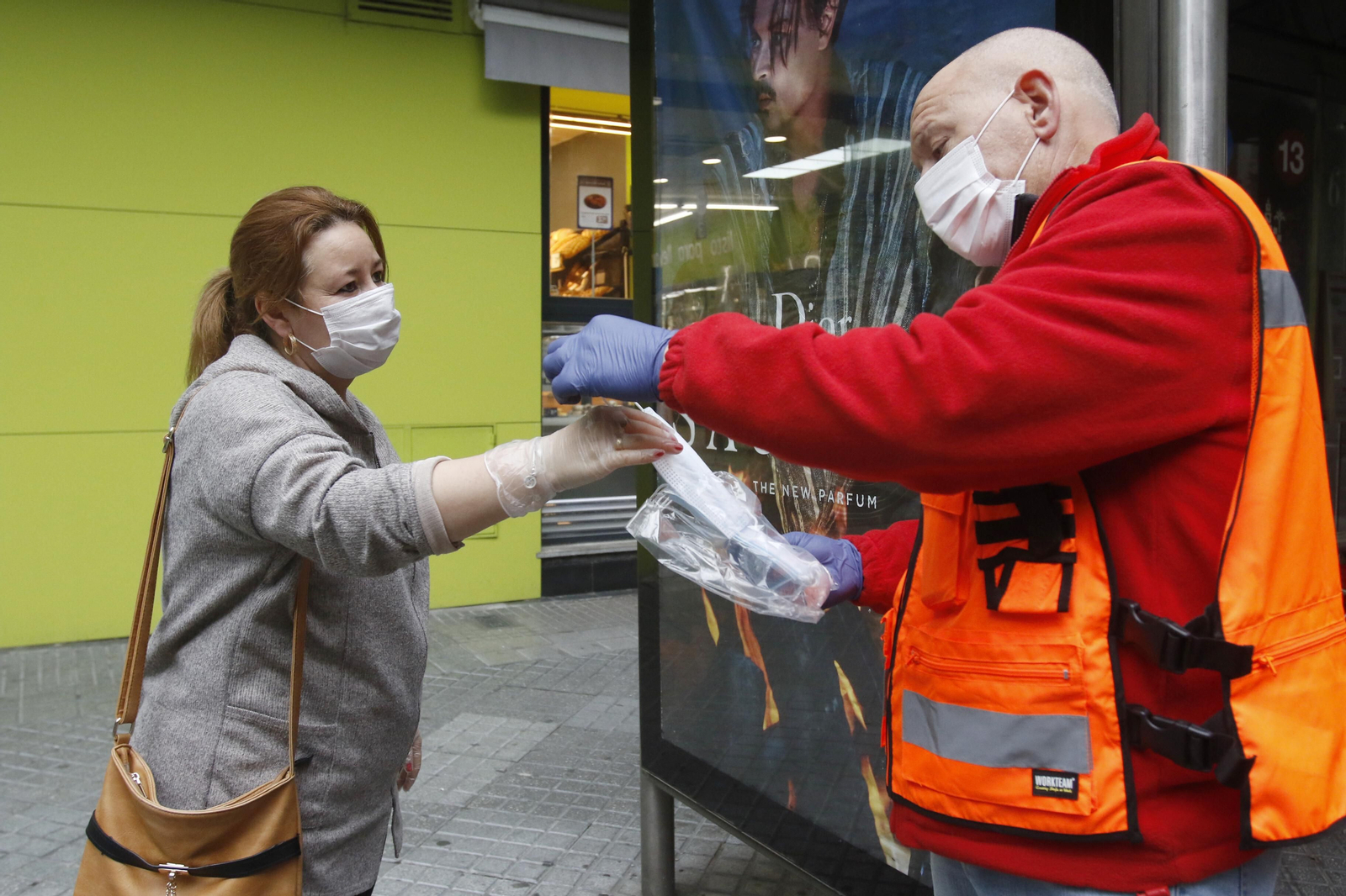 Las fotos del reparto masivo de mascarillas y la vuelta al trabajo en algunos sectores en Córdoba