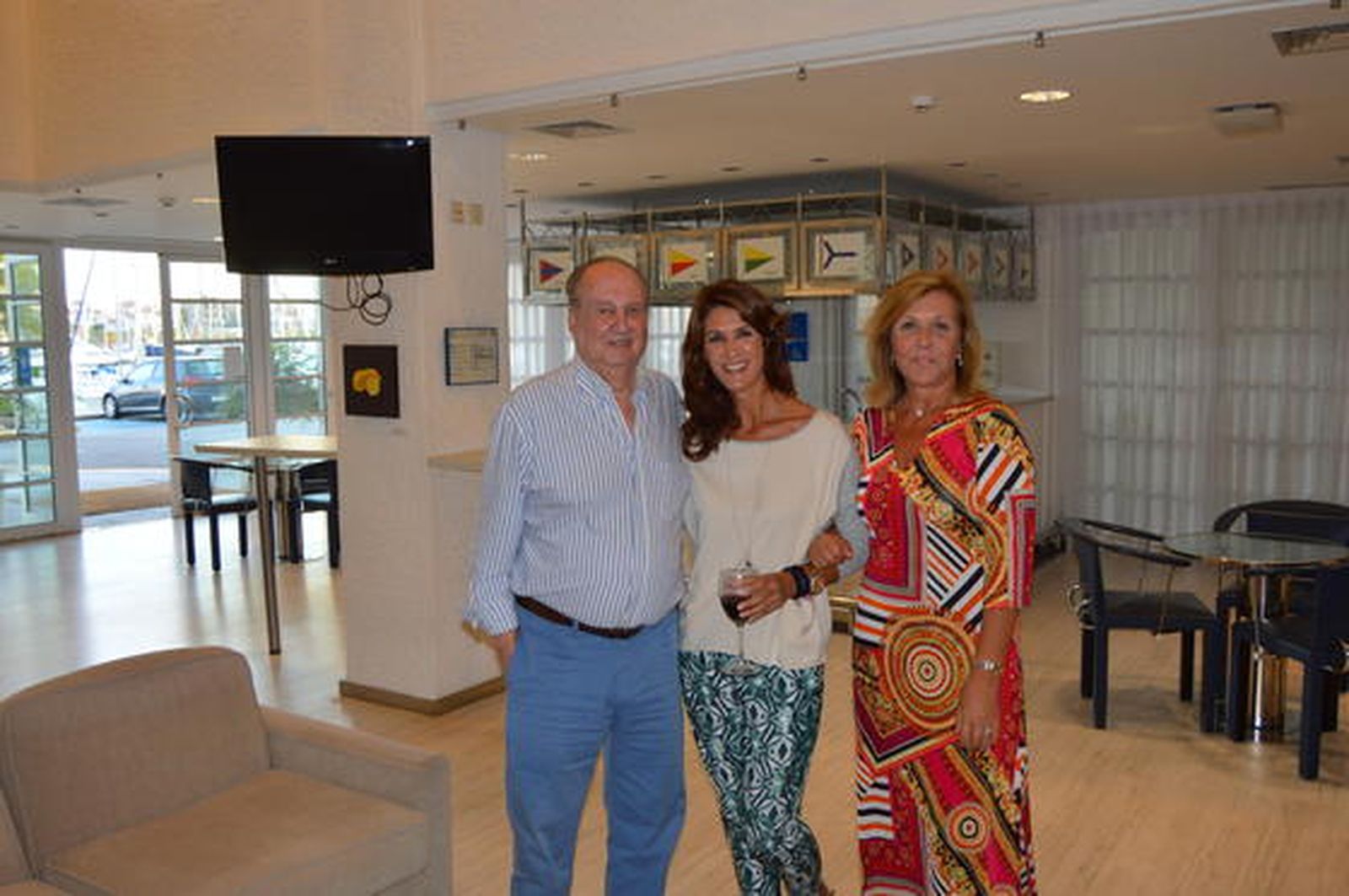 El duque del Infantado con Marta Villagrán y Blanca Pemán.

Foto: Ignacio Casas de Ciria