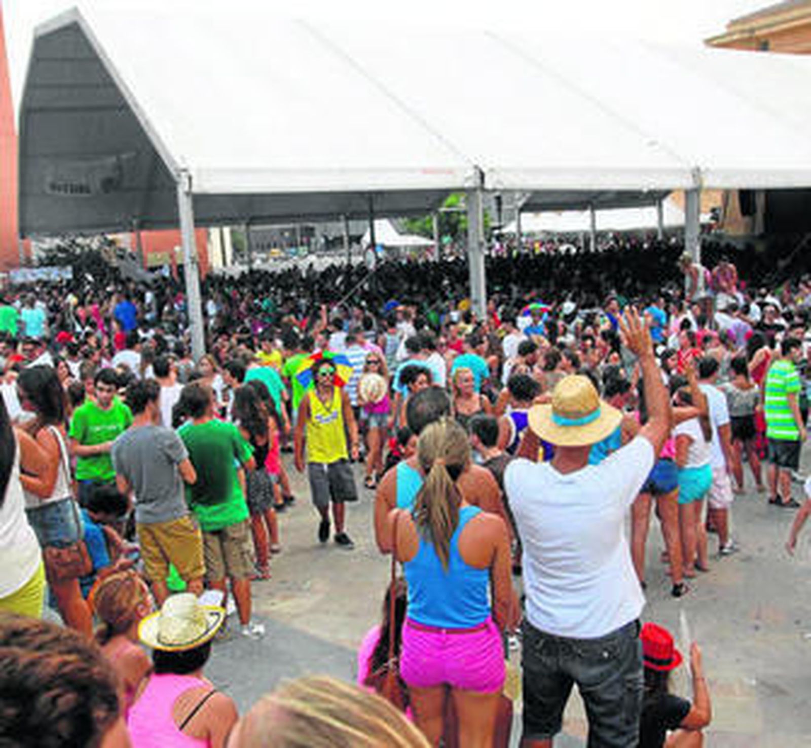 Una multitud de jóvenes bailaban ayer en la carpa de la explanada de Santo Domingo.