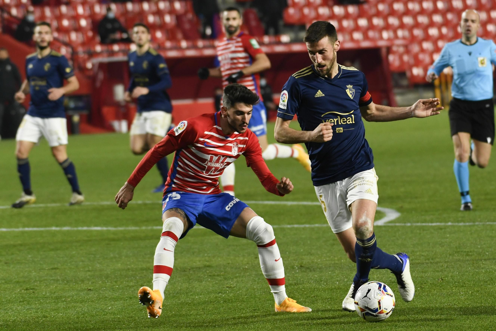 Carlos Neva defiende una internada de Oier.