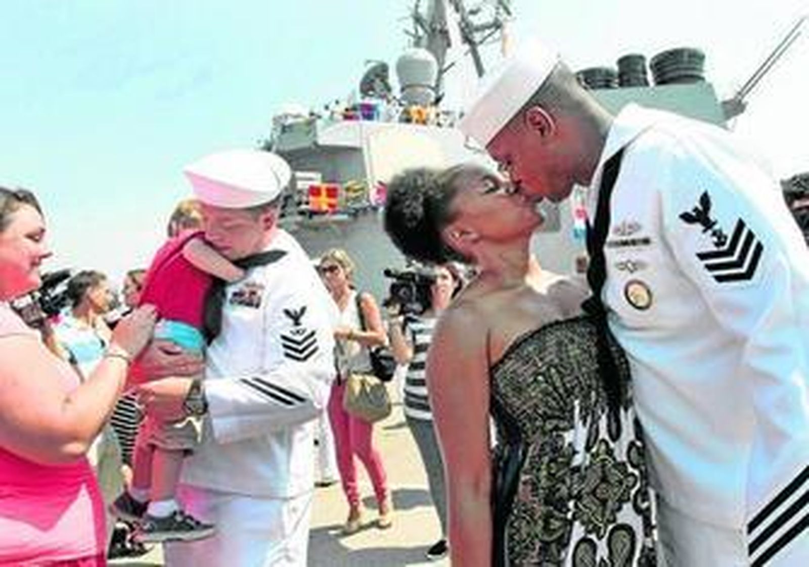 Tripulantes de uno de los buques del escudo antimisiles se reencuentran con sus familias en el muelle de la Base Naval de Rota.