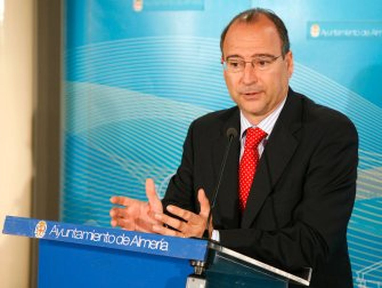 El alcalde rechaza cambiar la decoración del Salon de Plenos pese a "no acabar de gustarle"