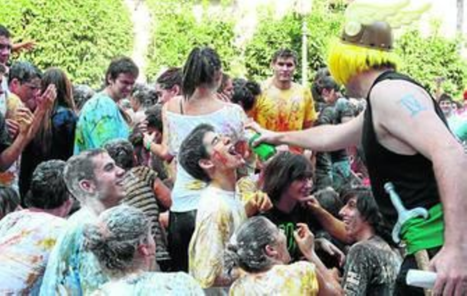 Un galo hace sufrir a un novato arrodillado, ayer, en la Plaza de la Universidad.
